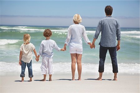 surfer girl - Famille à la recherche en mer vue de la plage Photographie de stock - Premium Libres de Droits, Code: 6108-05871604