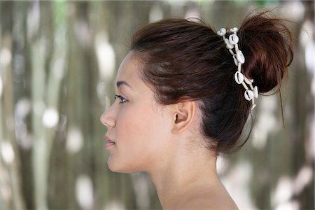 simsearch:6108-05871729,k - Side profile of a beautiful young woman Fotografie stock - Premium Royalty-Free, Codice: 6108-05871727