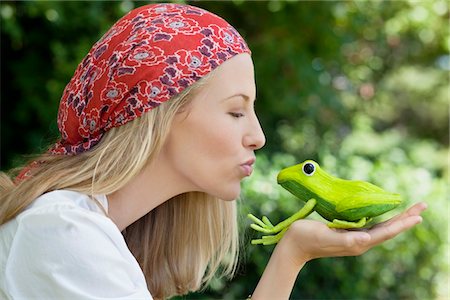 profile face person close up outdoors - Jeune femme embrasse un jouet grenouille Photographie de stock - Premium Libres de Droits, Code: 6108-05871843