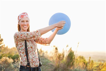 Beautiful woman playing with a balloon and smiling Foto de stock - Sin royalties Premium, Código: 6108-05871841