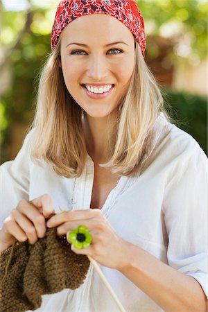 Cheerful young woman knitting Foto de stock - Sin royalties Premium, Código: 6108-05871845