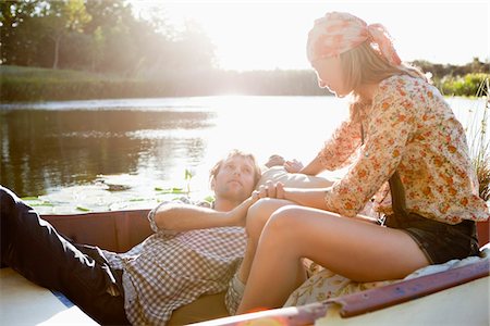 romantic couple holding hands - Jeune couple romancing dans le bateau Photographie de stock - Premium Libres de Droits, Code: 6108-05871864