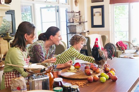 picture of mature in kitchen - Famille de génération multi cuisson des aliments avec du poulet sur le comptoir de la cuisine Photographie de stock - Premium Libres de Droits, Code: 6108-05871816