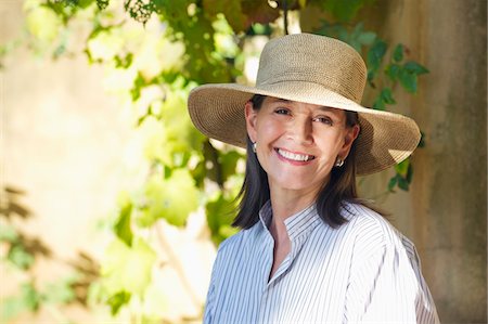 simsearch:6108-05871799,k - Portrait of a senior woman wearing hat and smiling Stock Photo - Premium Royalty-Free, Code: 6108-05871912