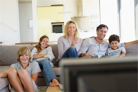 simsearch:6108-05872098,k - Familie vor dem Fernseher zu Hause zusammen Stockbilder - Premium RF Lizenzfrei, Bildnummer: 6108-05872039