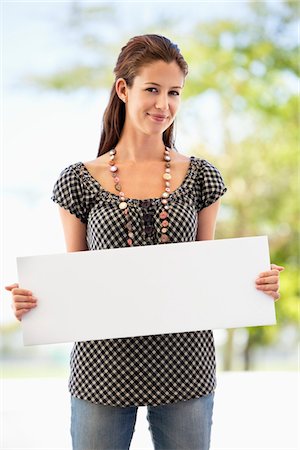 pancarta - Portrait of a woman holding a blank placard Foto de stock - Sin royalties Premium, Código: 6108-05872163