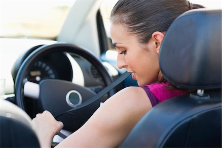 driver seat - Young woman wearing a seat belt Foto de stock - Sin royalties Premium, Código: 6108-05872177