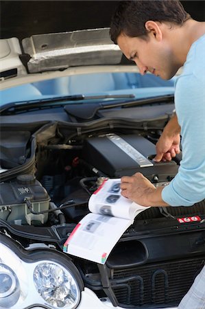 simsearch:6108-05872223,k - Mid adult man looking at broken car engine Foto de stock - Royalty Free Premium, Número: 6108-05872175