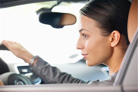 prueba de conducción - Young woman taking a test drive Foto de stock - Sin royalties Premium, Código: 6108-05872185