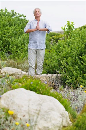prier - Senior homme méditant dans un jardin Photographie de stock - Premium Libres de Droits, Code: 6108-05872393