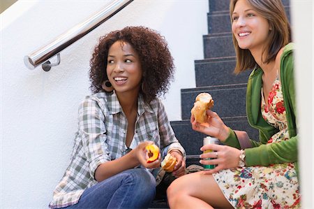 eating with friends not child not restaurant not outdoor - Side profile of university students eating food on stairs in university Stock Photo - Premium Royalty-Free, Code: 6108-05872319