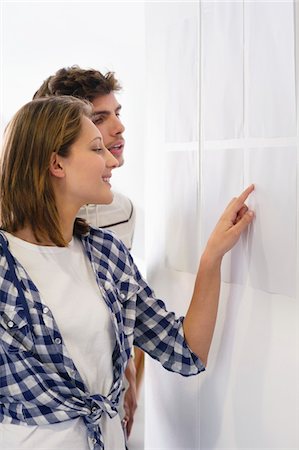 people looking at notice board - University students checking bulletin board for test result Foto de stock - Sin royalties Premium, Código: 6108-05872334