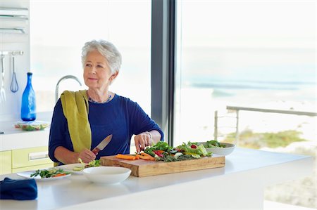 simsearch:6108-05871799,k - Senior woman cutting vegetable in a kitchen Stock Photo - Premium Royalty-Free, Code: 6108-05872418
