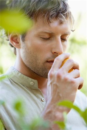 Close-up of a man smelling a lemon Foto de stock - Sin royalties Premium, Código: 6108-05872572