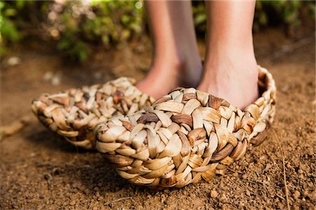 simsearch:6108-05869776,k - Low section view of a woman wearing wicker shoe Foto de stock - Sin royalties Premium, Código: 6108-05872575