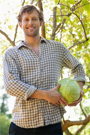 Portrait of a man holding a cabbage Foto de stock - Sin royalties Premium, Código: 6108-05872576