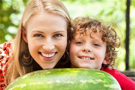simsearch:6108-05874752,k - Mère et fils se penchant sur le melon d'eau Photographie de stock - Premium Libres de Droits, Code: 6108-05872588