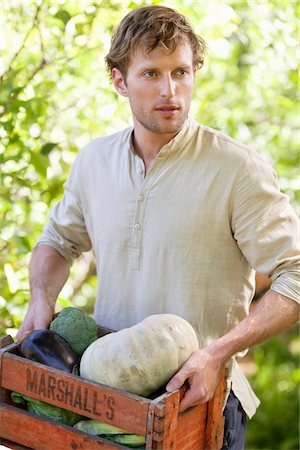 Homme tenant un cageot de légumes Photographie de stock - Premium Libres de Droits, Code: 6108-05872642