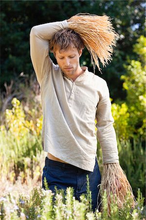 Bored man standing in a field as scarecrow Foto de stock - Sin royalties Premium, Código: 6108-05872647