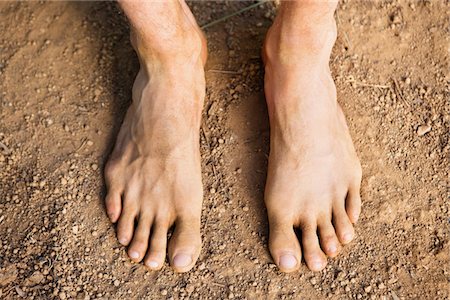 Faible vue en coupe d'un homme aux pieds nus Photographie de stock - Premium Libres de Droits, Code: 6108-05872646