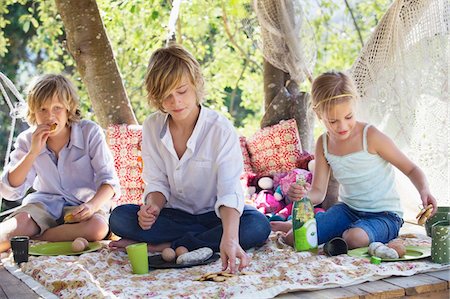 simsearch:6108-05871093,k - Enfants de manger de la nourriture dans la maison de l'arbre Photographie de stock - Premium Libres de Droits, Code: 6108-05872655