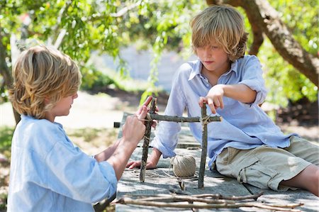 simsearch:6108-05872731,k - Enfants faisant des châssis de bois flotté en plein air Photographie de stock - Premium Libres de Droits, Code: 6108-05872656