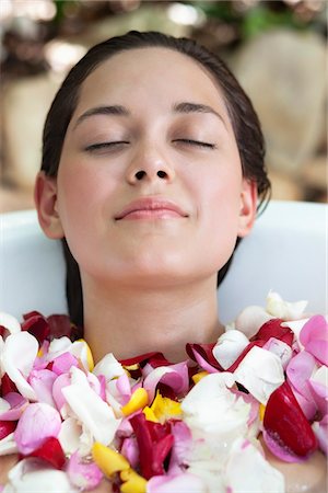 Beautiful young woman relaxing in bathtub with petals Foto de stock - Sin royalties Premium, Código: 6108-05872786