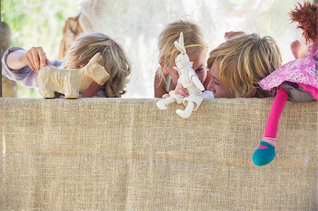 poupées - Enfants jouant avec des jouets dans la maison de l'arbre Photographie de stock - Premium Libres de Droits, Code: 6108-05872702