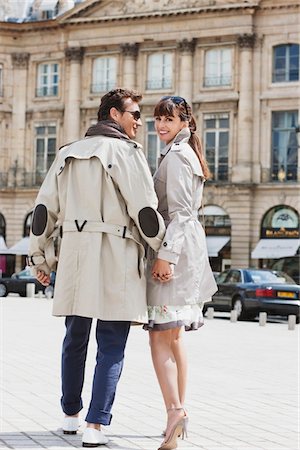 regarder en arrière - Couple marchant dans une rue, Paris, Ile-de-France, France Photographie de stock - Premium Libres de Droits, Code: 6108-05872855