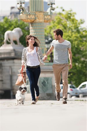 Couple en cours d'exécution avec un chiot, Paris, Ile-de-France, France Photographie de stock - Premium Libres de Droits, Code: 6108-05872948