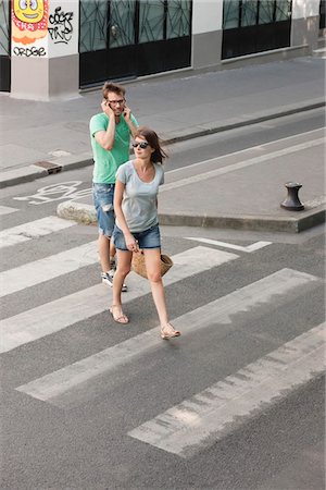 simsearch:6108-05873038,k - Couple walking on a road, Paris, Ile-de-France, France Fotografie stock - Premium Royalty-Free, Codice: 6108-05872998