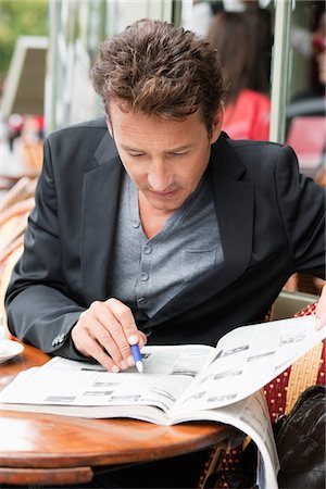 fokus auf vordergrund - Mann einer Zeitschrift in einem Restaurant, Paris, France, Frankreich Stockbilder - Premium RF Lizenzfrei, Bildnummer: 6108-05872913