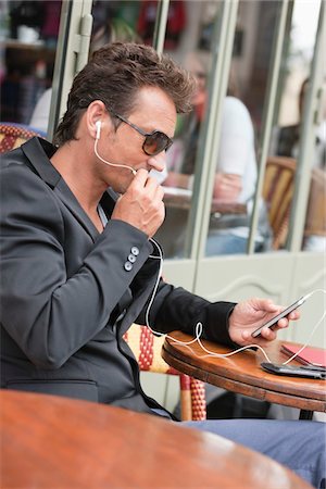 simsearch:6108-05873196,k - Man talking on a mobile phone in a restaurant, Paris, Ile-de-France, France Foto de stock - Royalty Free Premium, Número: 6108-05872918