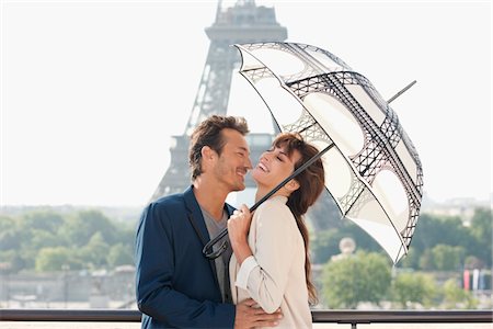 Couple sous un parapluie avec la tour Eiffel en arrière-plan, Paris, Ile-de-France, France Photographie de stock - Premium Libres de Droits, Code: 6108-05872930