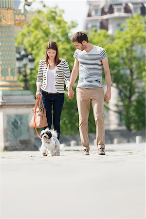 Couple walking with a puppy, Paris, Ile-de-France, France Foto de stock - Sin royalties Premium, Código: 6108-05873092