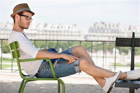 Homme au repos sur une chaise, Jardin des Tuileries, Paris, Ile-de-France, France Photographie de stock - Premium Libres de Droits, Code: 6108-05873026