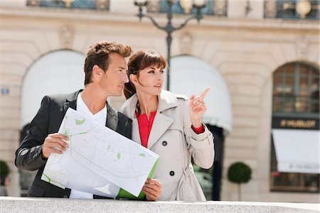 Couple reading a map, Paris, Ile-de-France, France Foto de stock - Sin royalties Premium, Código: 6108-05873147