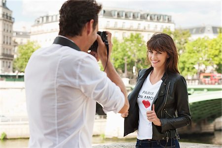 eine person - Man taking a picture of a woman with a camera, Seine River, Paris, Ile-de-France, France Stock Photo - Premium Royalty-Free, Code: 6108-05873172