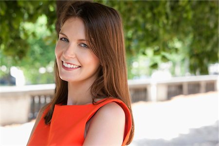 Portrait of a woman smiling, Terrasse De l'Orangerie, Jardin des Tuileries, Paris, Ile-de-France, France Fotografie stock - Premium Royalty-Free, Codice: 6108-05873271