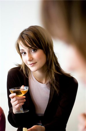 simsearch:6108-05873382,k - Jeune femme tenant le verre de champagne Photographie de stock - Premium Libres de Droits, Code: 6108-05873375