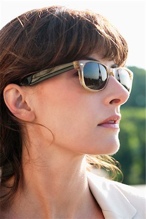 Gros plan d'une femme portant des lunettes de soleil, Paris, Ile-de-France, France Photographie de stock - Premium Libres de Droits, Code: 6108-05873304