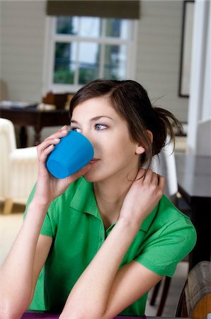 plastique - Young thinking woman drinking Foto de stock - Sin royalties Premium, Código: 6108-05873445