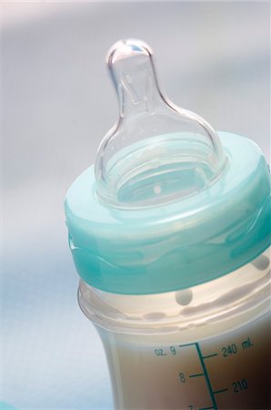 Baby bottle full of milk, close-up Foto de stock - Sin royalties Premium, Código: 6108-05873499