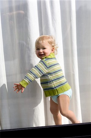 fensterscheibe - Little boy standing behind window Foto de stock - Sin royalties Premium, Código: 6108-05873405