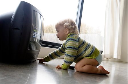 Little boy turning on TV Stock Photo - Premium Royalty-Free, Code: 6108-05873409