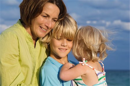 simsearch:6108-05862649,k - Frau mit ihren Enkeln am Strand Stockbilder - Premium RF Lizenzfrei, Bildnummer: 6108-05873699