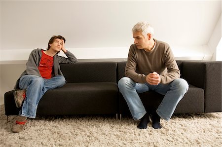 Homme d'âge mûr et son fils assis sur un canapé Photographie de stock - Premium Libres de Droits, Code: 6108-05873618
