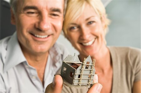 Couple regardant une maison modèle Photographie de stock - Premium Libres de Droits, Code: 6108-05873774