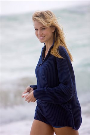 simsearch:6108-05864226,k - Femme tenant un coquillage sur la plage Photographie de stock - Premium Libres de Droits, Code: 6108-05873857