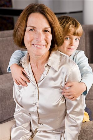 simsearch:6108-05856858,k - Frau lächelnd mit ihrem Enkel Stockbilder - Premium RF Lizenzfrei, Bildnummer: 6108-05873854